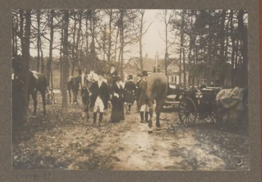 Equestrian scene at the Royal Forestry Het Loo: riders, spectators and car on a forest path near a country house