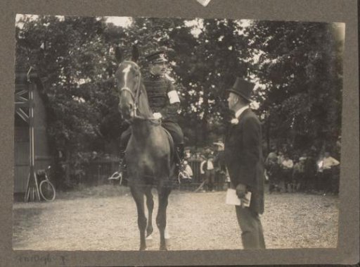 Equestrian scene at the Royal Forestry Het Loo: uniformed man on horseback in conversation with a man