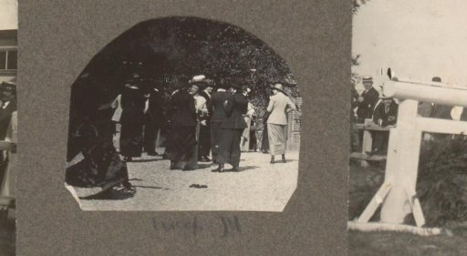 Equestrian scene at the Royal Forestry Het Loo: group of women
