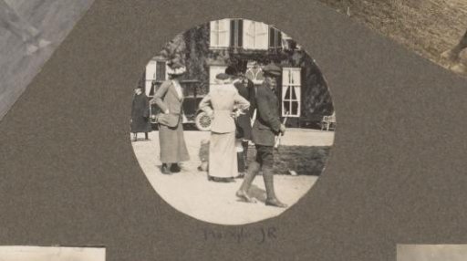 Equestrian scene at the Royal Gamekeeper's Lodge Het Loo: public in a garden at a country house