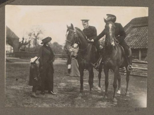 Woman with child with two riders, probably at the Royal Hunting Lodge Het Loo