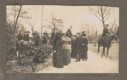 Equestrian scene at the Royal Hunting Lodge Het Loo: riders with spectators on a country road