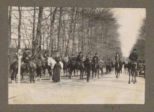 Equestrian scene at the Royal Hunting Lodge Het Loo: riders with spectators on a country road