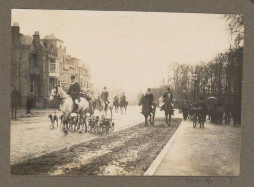 Equestrian scene at the Royal Hunting Lodge Het Loo: riders with a pack of hounds on a street