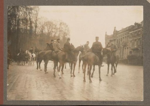 Equestrian scene at the Royal Gamekeeper's Lodge Het Loo: riders on a square in front of a building