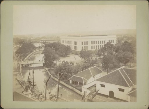 View of a quay and the Great House (Rumah Besar/Gedung Bepak) in Semarang