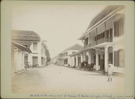 Heeren Street in Semarang with shops, waiting carriage and passers-by
