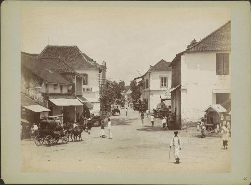 Street scene in the Chinese quarter in Surabaya with houses, carriages and passers-by