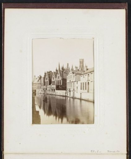Houses along the water at the Steenhouwersdijk in Bruges
