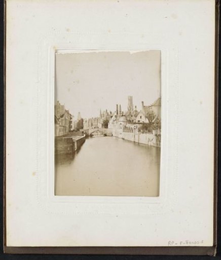 Houses along the water at the Groenerei and the Steenhouwersdijk in Bruges