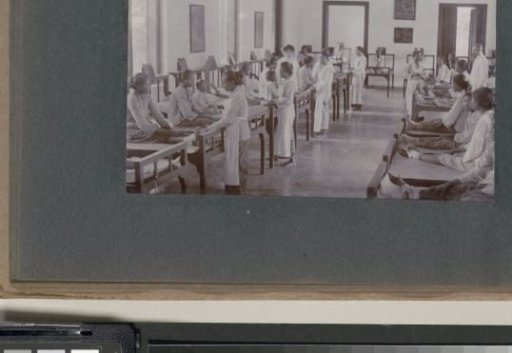 Hospital ward with female patients and staff in a hospital in the Dutch East Indies