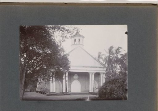 Church building with pillars, probably on the grounds of a hospital in the Dutch East Indies