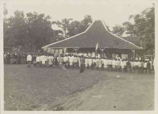 Children bringing an aubade to a pendoppo in Gadingredjo