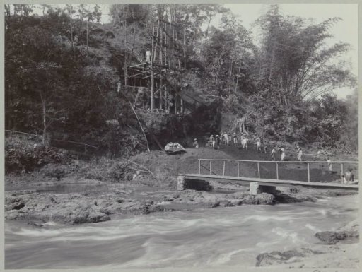 Construction of a wooden scaffolding on the eastern bank of the Kali Brantas south of Malang, seen from the side (Photo III)
