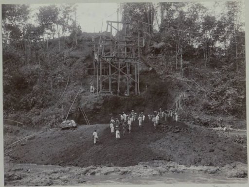 Construction of a wooden scaffolding on the eastern bank of the Kali Brantas south of Malang, seen from the front (Photo IV)