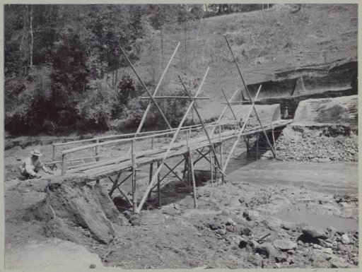 Bamboo emergency bridge for workers near the western bank of the Kali Brantas south of Malang (Photo V)
