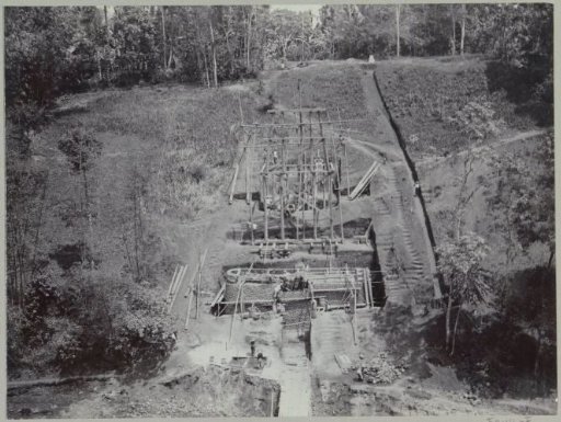 Construction of a wooden scaffolding and masonry for a bridge pier on the western bank of the Kali Brantas south of Malang, seen from the front (Photo VI)
