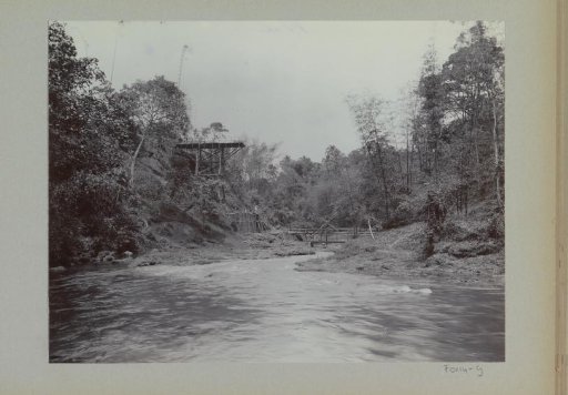 Construction of a wooden scaffolding and masonry for a bridge pier on the eastern bank of the Kali Brantas south of Malang, seen from the side (Photo VII)