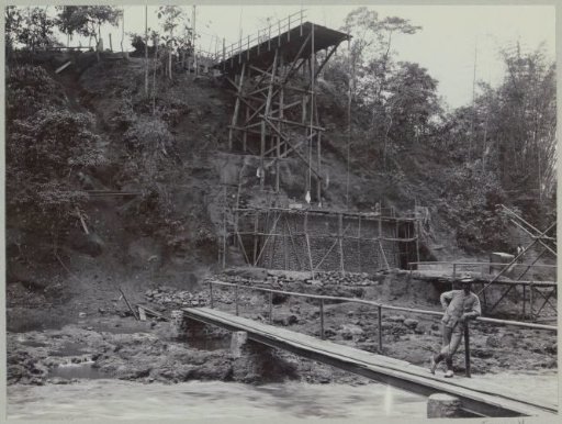 Construction of a wooden scaffolding and masonry for a bridge pier and abutment on the eastern bank of the Kali Brantas south of Malang, seen from close up (Photo VIII)