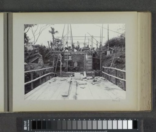 Construction of an abutment on the eastern bank of the Kali Brantas south of Malang, seen from close up (Photo IX)