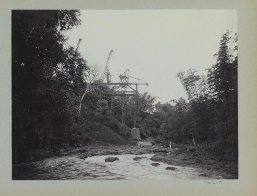 Construction of the central section of a bridge on the eastern bank of the Kali Brantas south of Malang with a man indicated as 'F.' in the bottom right (Photo XIV)
