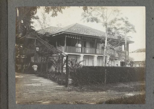 Eiso and Gerda Bergsma posing on the balcony of a residence on Sumatra