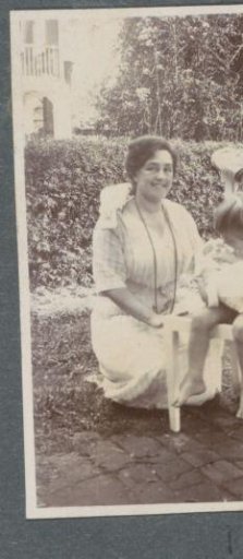 Gerda Bergsma with her children Georges, Hans and Netta in a garden in Sumatra