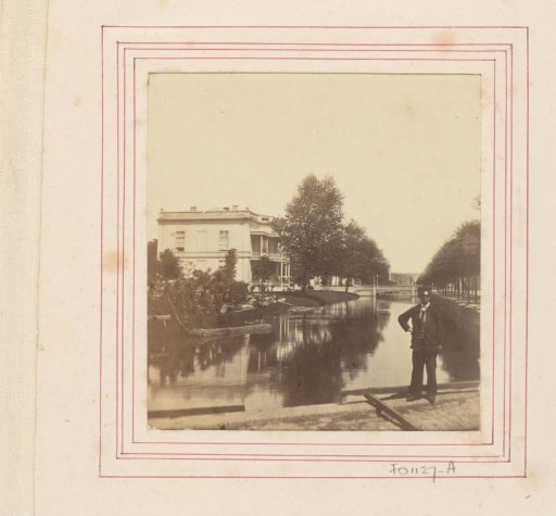 Man posing by the Mauritskade in The Hague