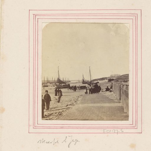 Bomschuiten and people on the beach of Scheveningen