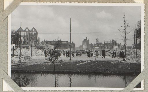 People at ruins on the Aert van Nesstraat in Rotterdam