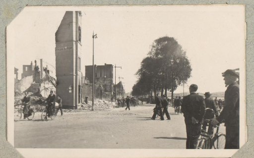 People looking at the ruins at the Boompjes in Rotterdam