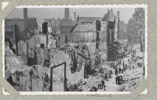 Rubble clearers at the ruins on the Korte Hoogstraat in Rotterdam