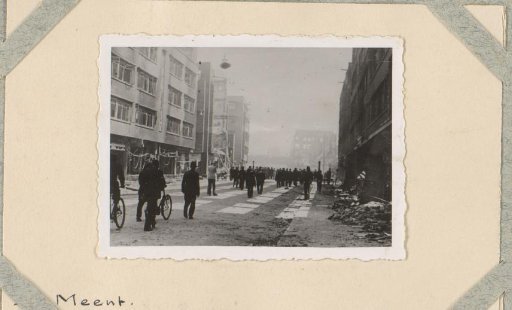 Ruins along the Meent with persons on the street