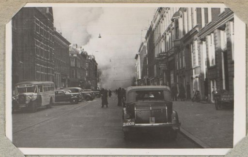 People looking at smoke clouds in the Van Oldebarneveltstraat in Rotterdam