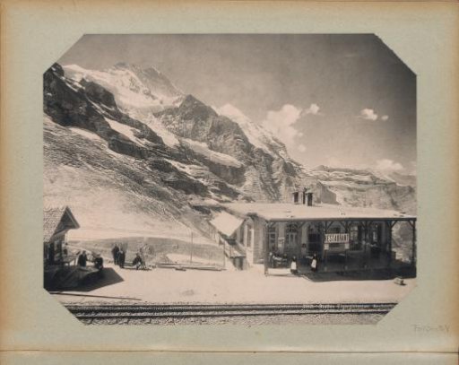 Restaurant with staff, guests, and a man with a telescope at the Eigergletscher station