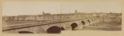 View of Orléans, in the foreground the Pont George-V over the Loire