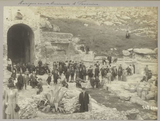 Passengers of the ship 'Cincinnati' in Taormina