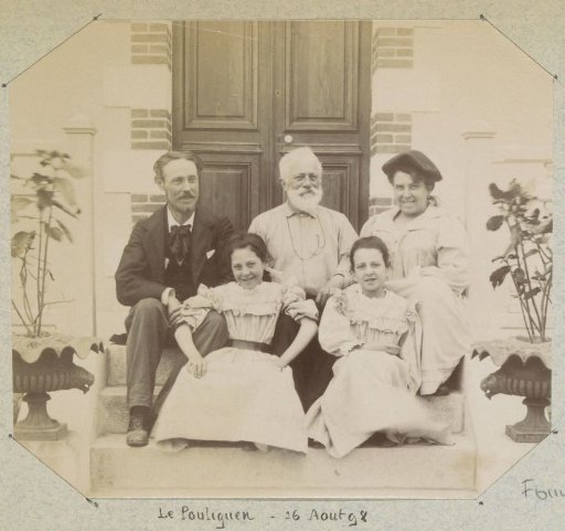 Group portrait of a family in Le Pouliguen