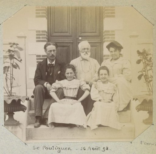 Group portrait of a family in Le Pouliguen