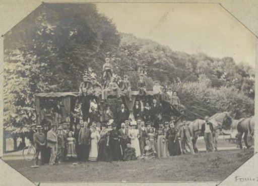 Group portrait of former students ('l'Association amicale des anciens élèves') on an excursion to Saint-Germain