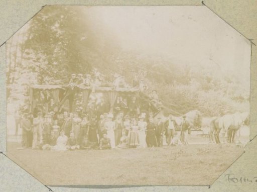 Group portrait of former students ('l'Association amicale des anciens élèves') on an excursion to Saint-Germain
