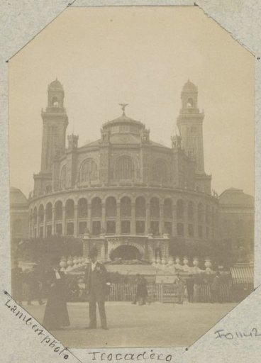 Exterior of the Palais du Trocadéro, presumably during the World's Fair of 1900 in Paris