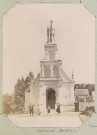 Four people in front of the chapel of the Château of Chambord