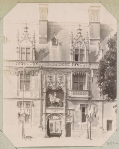 Exterior of the Château of Chambord with the equestrian statue of King Louis XII and a sign with the word 'Exposition'