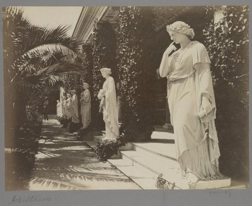 Gallery of statues of the Achilleion on Corfu with ivy and palms