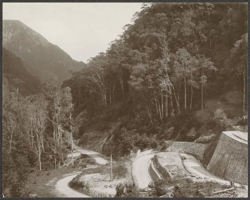Road with hairpin bends between Paja Kombo and Bangkinan on Sumatra