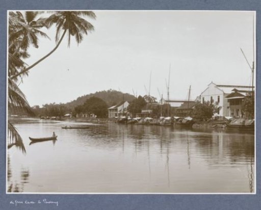 View of the Grevekade in Padang with ships, houses and warehouses