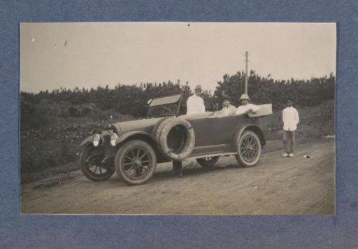 Car with 'John Lanting', 'C. Kroese', wife and a man at the Two Rivers Estate in Sumatra
