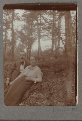 Portrait of Christiaan Otto Roelofs and Charlotte Roelofs-van der Schilt, seated on a bank