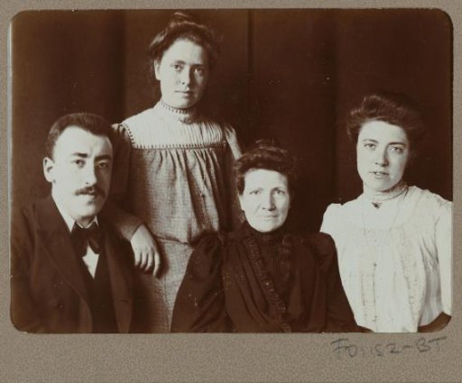 Group portrait of three women and Christiaan Otto Roelofs